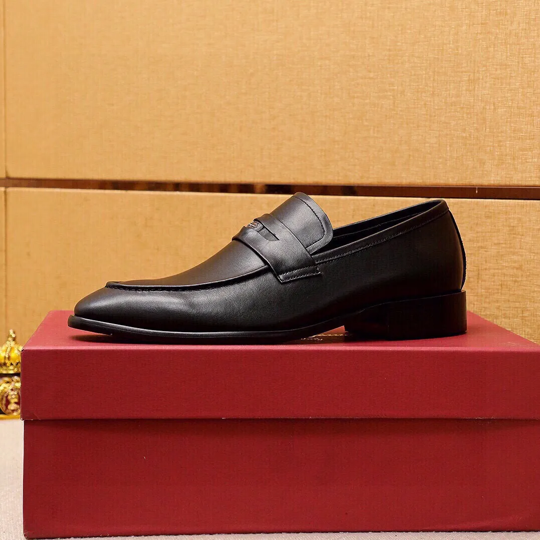 Men's shoes 💰520 💐 Product trademark: Ferragamo "Ferragamo" casual leather shoes Regular size: 38-44 (45🉑️customized) Product materials: Selected imported first-layer calfskin upper + original hardware buckle, imported water-dyed cowhide leather lining. Strong three-dimensional visual effect, combined outsole Color: 2⃣️colors available
